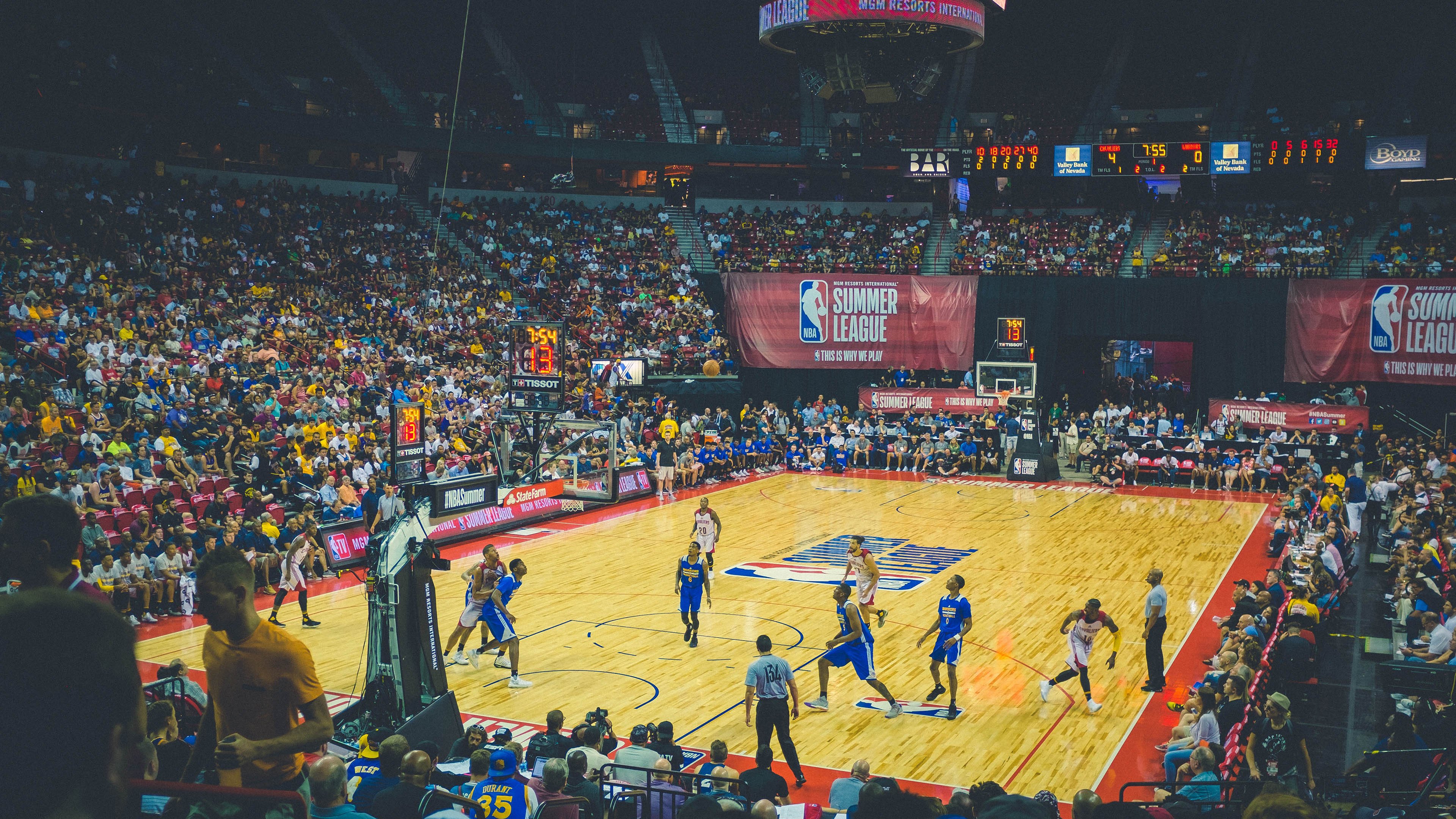 梅西第七次捧起金球奖 刷新历史纪录再创辉煌